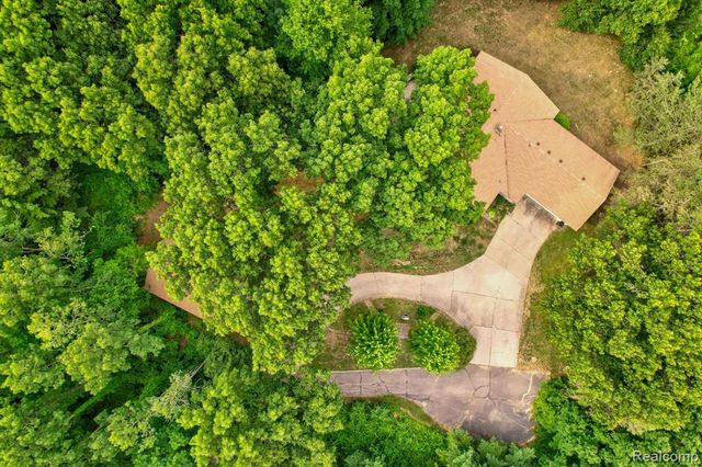 1215 Oakwood Road, Ortonville, MI 48462