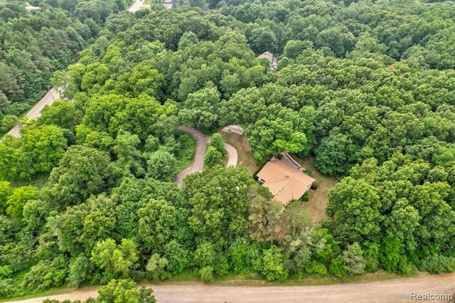 1215 Oakwood Road, Ortonville, MI 48462