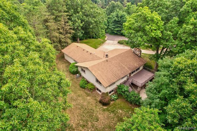 1215 Oakwood Road, Ortonville, MI 48462