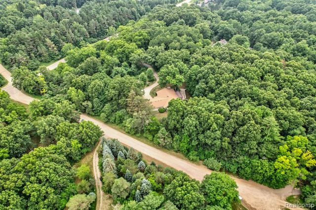 1215 Oakwood Road, Ortonville, MI 48462