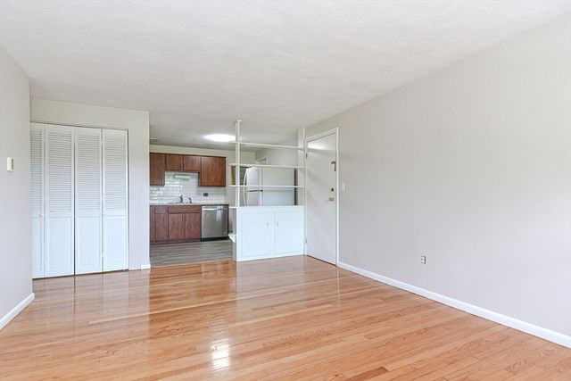4 Colonial Village Dr 9, Arlington, MA 02474