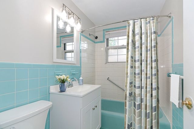 4 Colonial Village Dr 9, Arlington, MA 02474