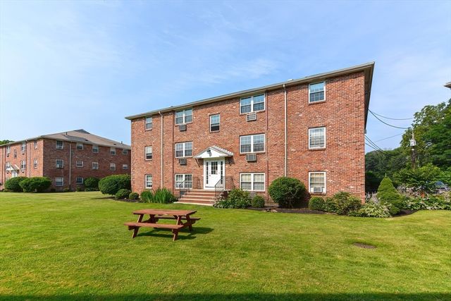 4 Colonial Village Dr 9, Arlington, MA 02474