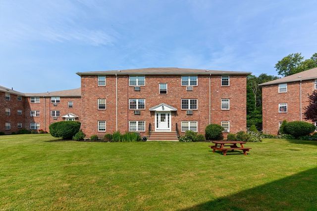 4 Colonial Village Dr 9, Arlington, MA 02474