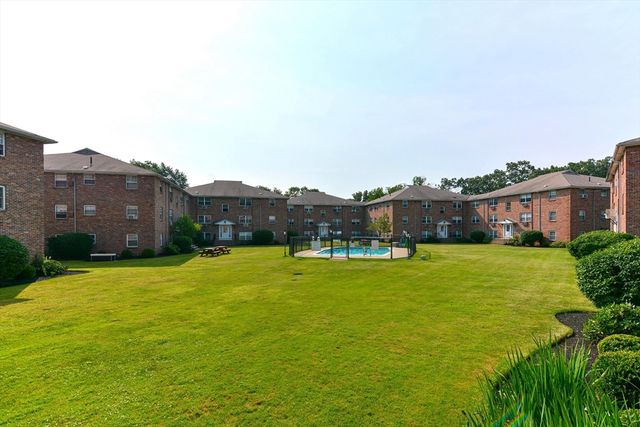 4 Colonial Village Dr 9, Arlington, MA 02474