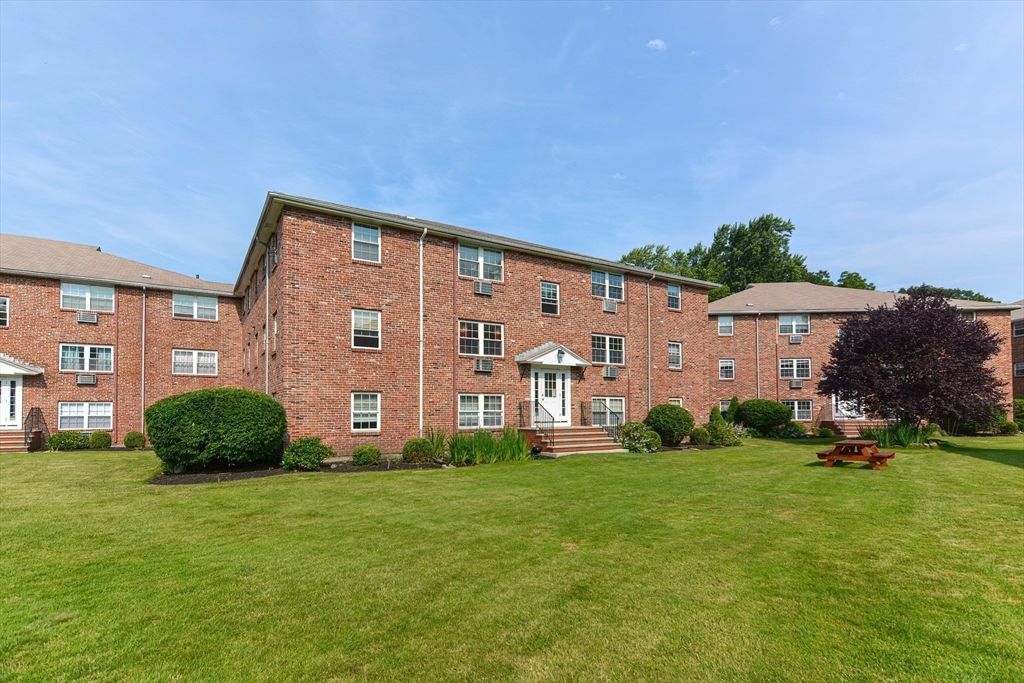 4 Colonial Village Dr 9, Arlington, MA 02474