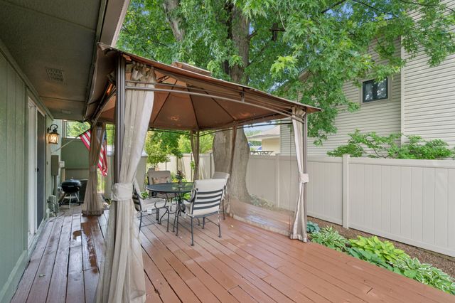 503 Laredo Lane, Chanhassen, MN 55317