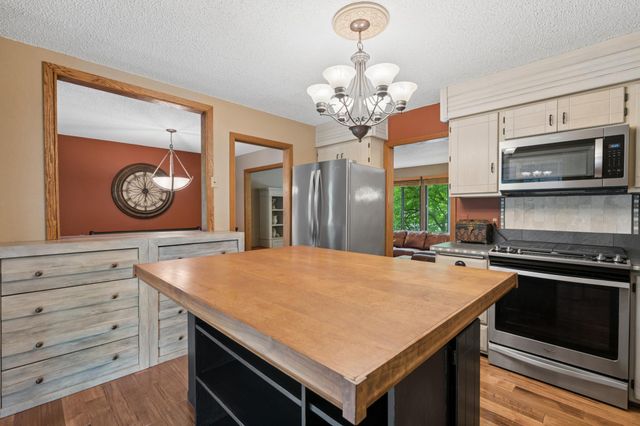 503 Laredo Lane, Chanhassen, MN 55317