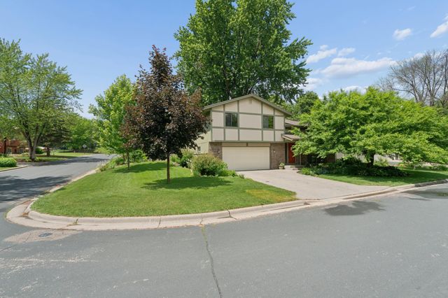 503 Laredo Lane, Chanhassen, MN 55317