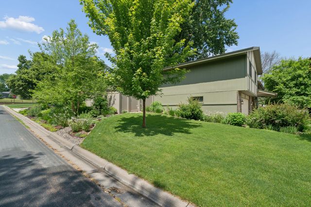 503 Laredo Lane, Chanhassen, MN 55317