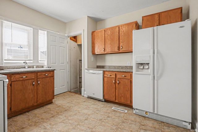 1736 Lincolnway W, Osceola, IN 46561