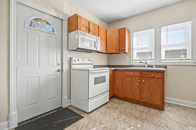 1736 Lincolnway W, Osceola, IN 46561