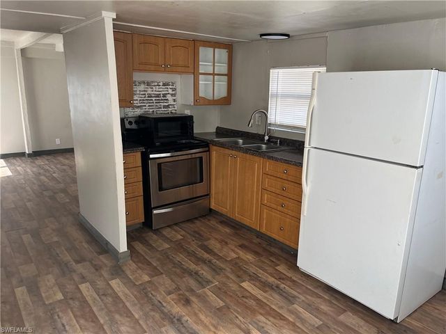 8000 Breeze DR, North Fort Myers, FL 33917