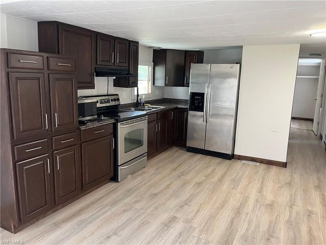 8000 Breeze DR, North Fort Myers, FL 33917