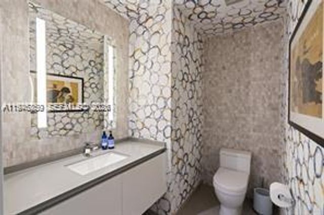 68 SE 6th St 1209, Miami, FL 33131