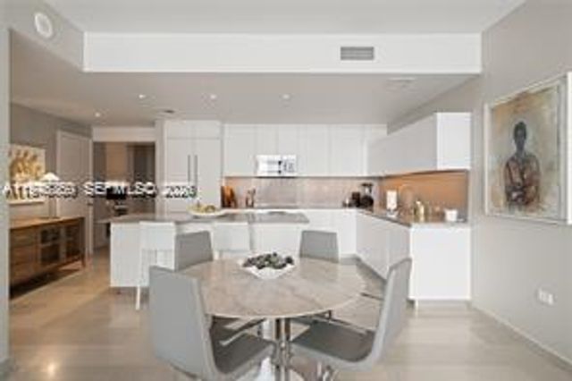 68 SE 6th St 1209, Miami, FL 33131