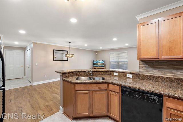 53216 Manchester Avenue, Shelby Twp, MI 48316