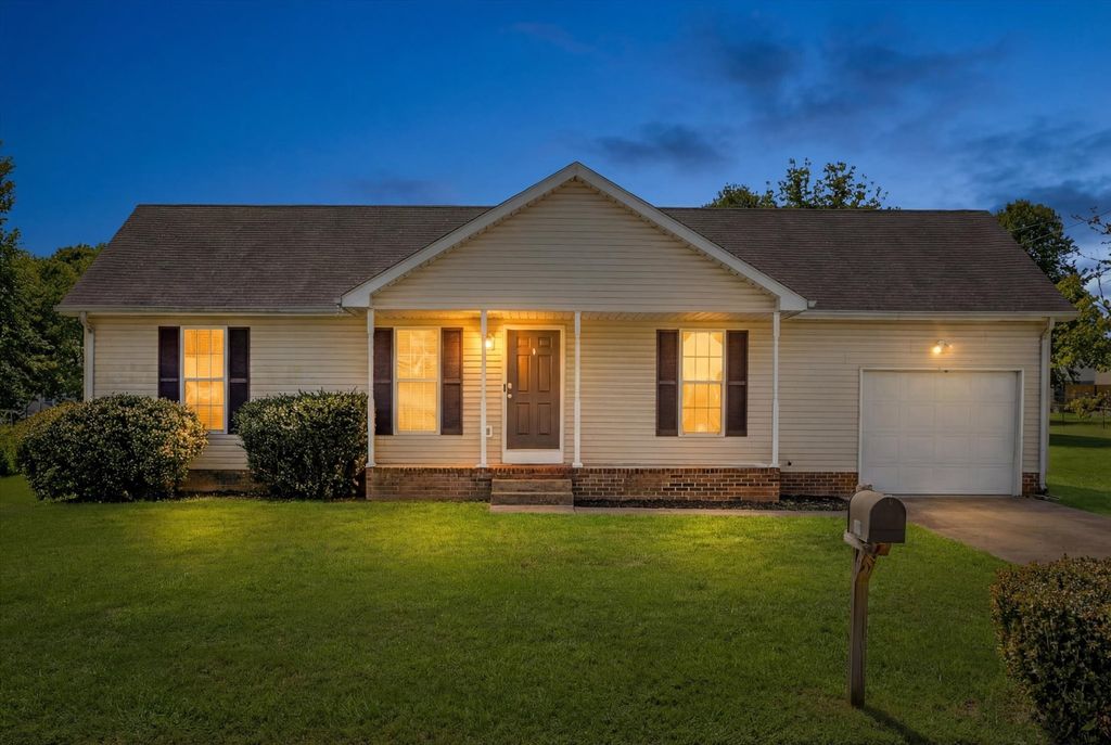 308 Hunter Owens Ct, Oak Grove, KY 42262