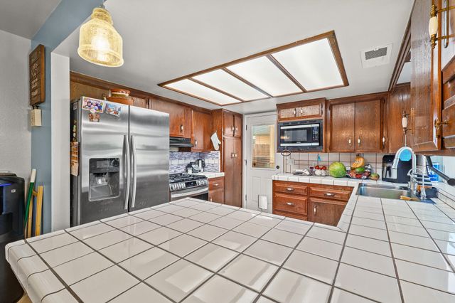 602 N Barranca Court, Tulare, CA 93274