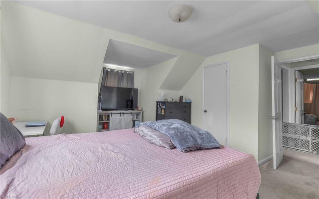 1049 Ferry Plantation RD, Virginia Beach, VA 23455