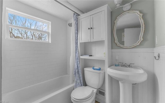 1049 Ferry Plantation RD, Virginia Beach, VA 23455