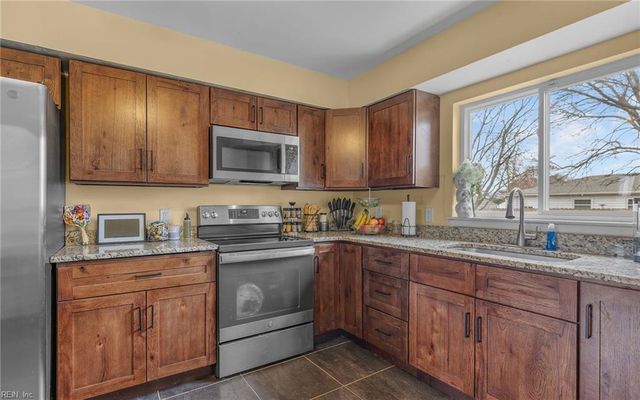 1049 Ferry Plantation RD, Virginia Beach, VA 23455