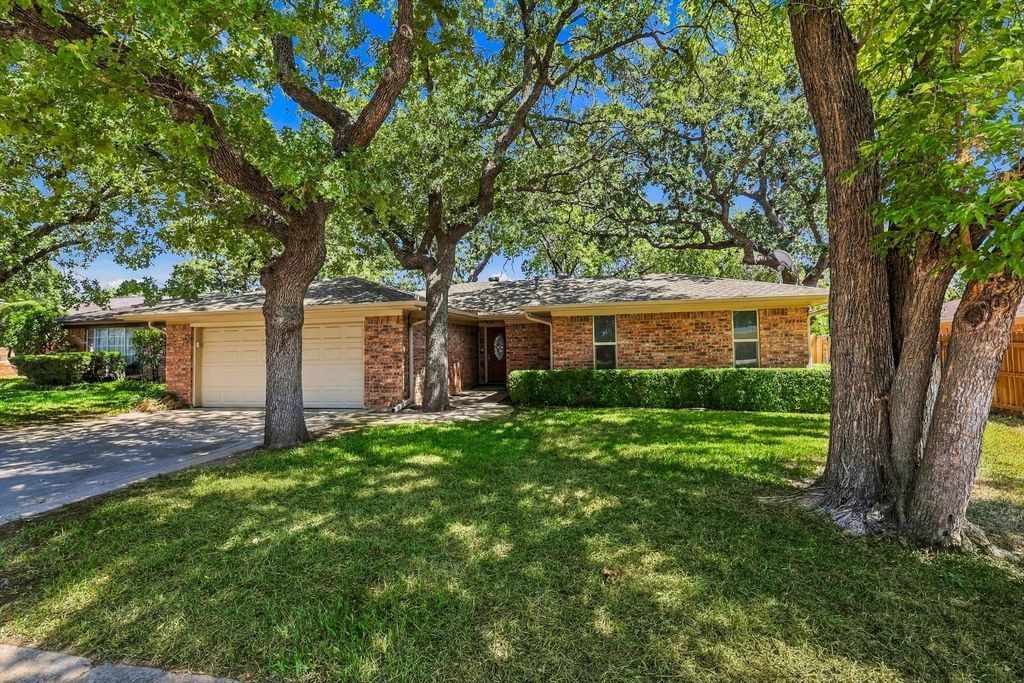 2724 Meadow Green, Bedford, TX 76021 — exterior