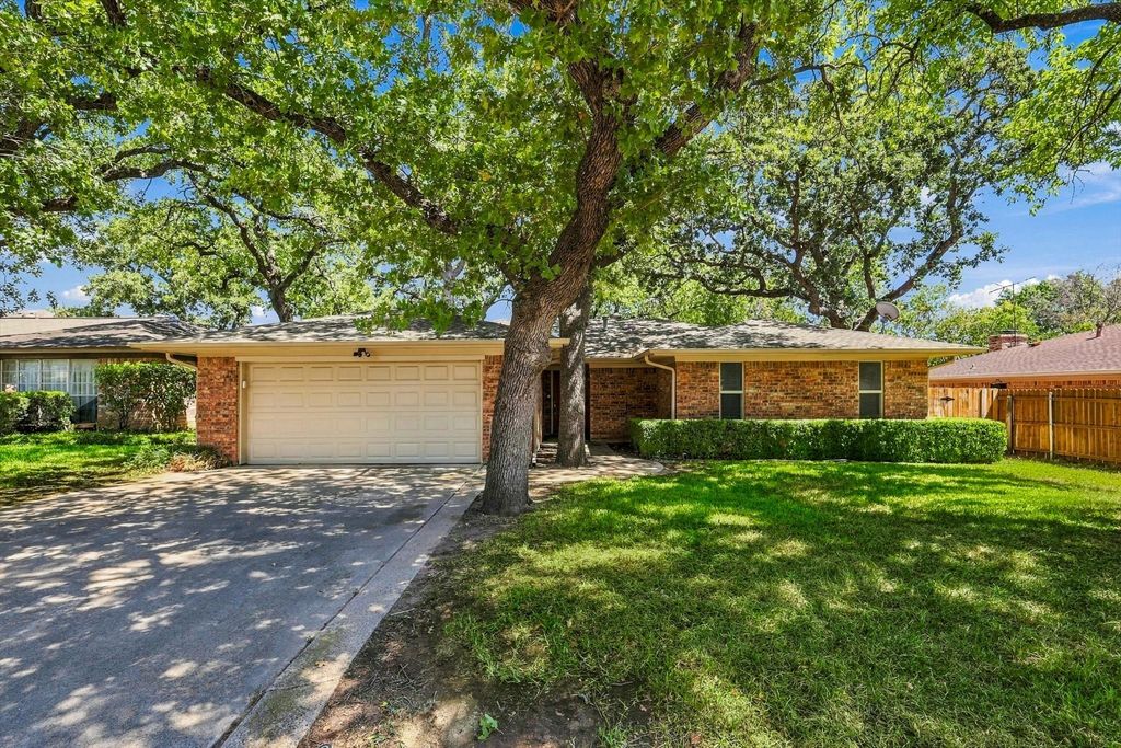 2724 Meadow Green, Bedford, TX 76021 — photo 2
