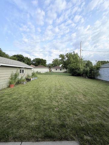 8261 W Daphne STREET, Milwaukee, WI 53223