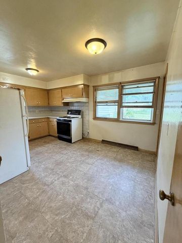 8261 W Daphne STREET, Milwaukee, WI 53223