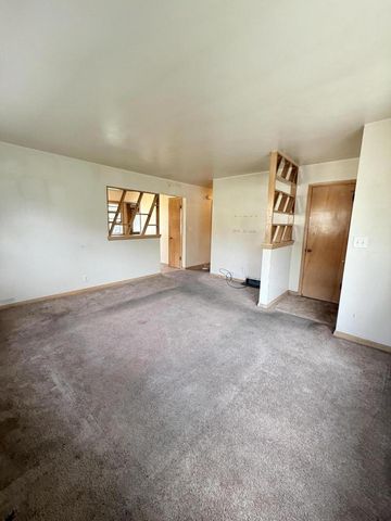 8261 W Daphne STREET, Milwaukee, WI 53223