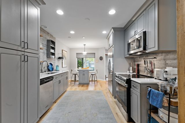 748 Shoreline Road, Lake Barrington, IL 60010