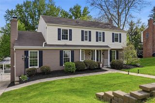 2158 Meadowmont Dr, Upper St Clair, PA 15241