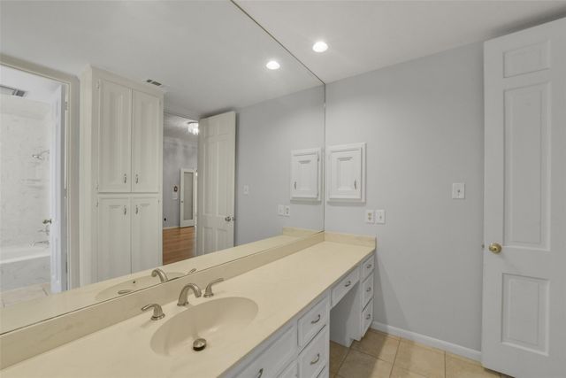 2423 Nantucket Drive, Houston, TX 77057