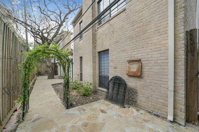 2423 Nantucket Drive, Houston, TX 77057