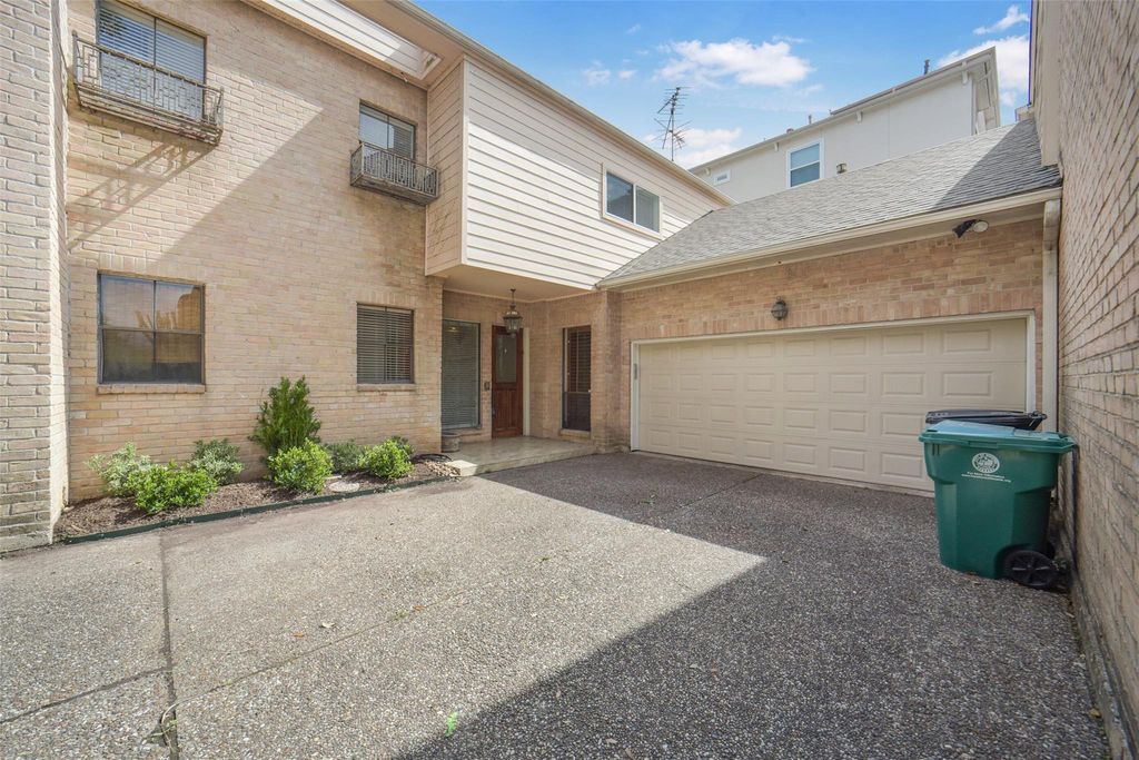 2423 Nantucket Drive, Houston, TX 77057