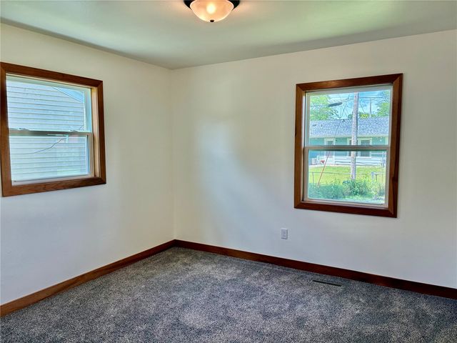 272 Peace Avenue NW, Cedar Rapids, IA 52405