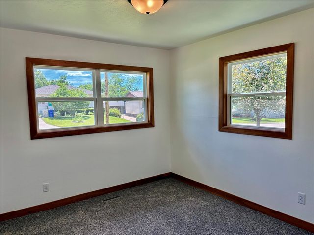 272 Peace Avenue NW, Cedar Rapids, IA 52405