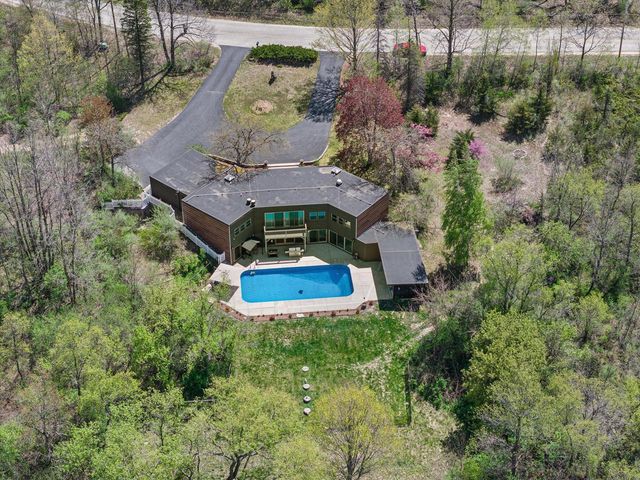6171 Pleasant Hill DRIVE, West Bend, WI 53095