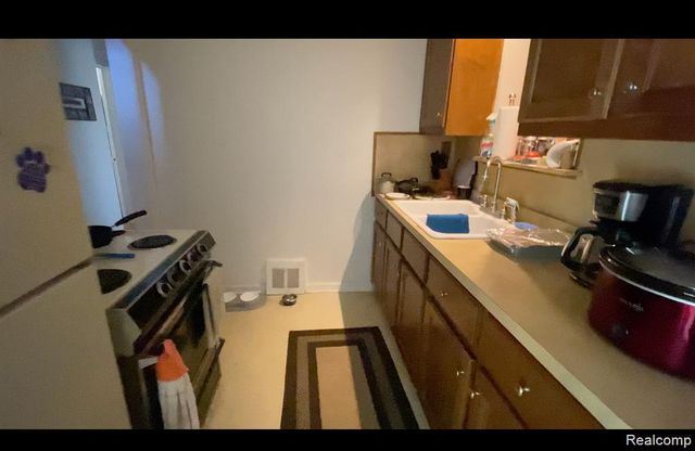 22113 Lambrecht Avenue, Eastpointe, MI 48021