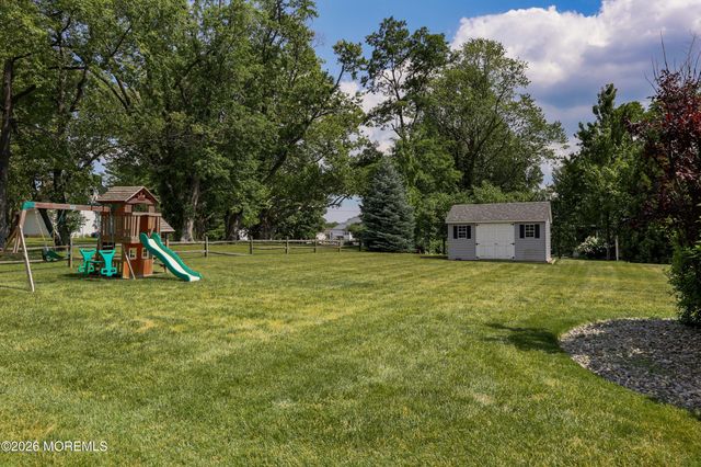 8 Legend Hollow Court, Freehold, NJ 07728