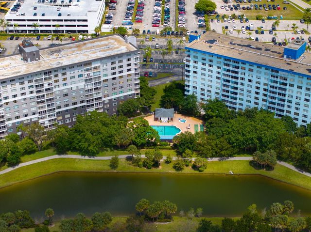 4001 Hillcrest Drive 406, Hollywood, FL 33021