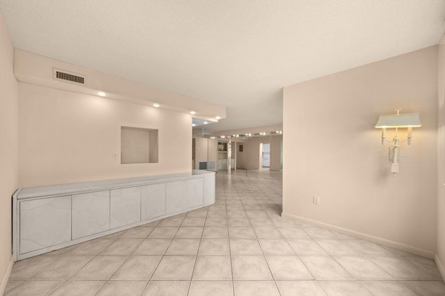 4001 Hillcrest Drive 406, Hollywood, FL 33021