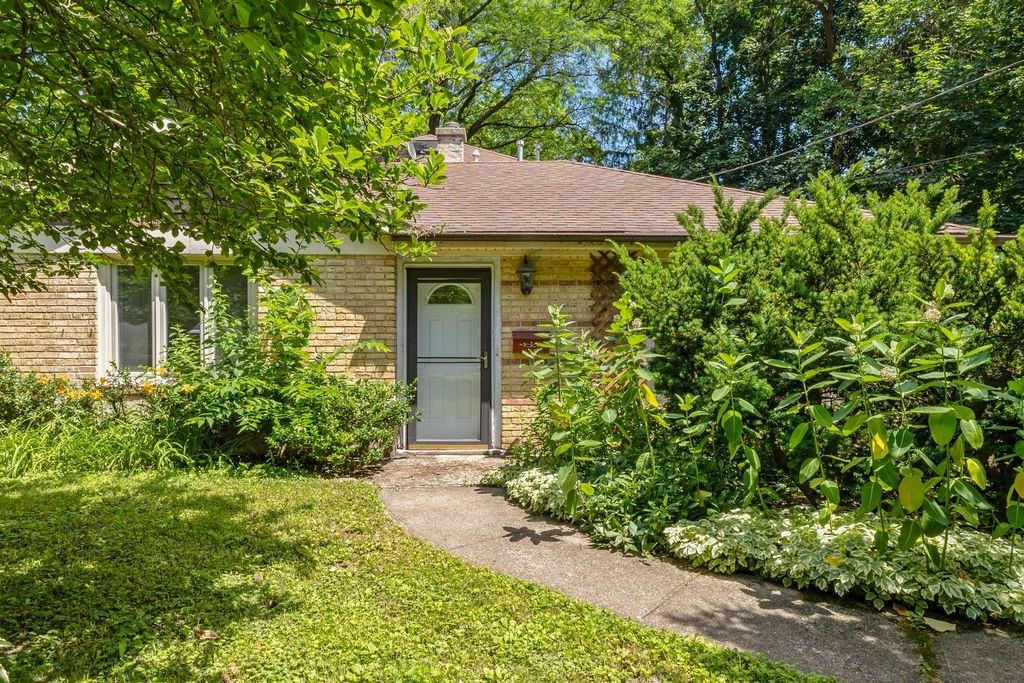 614 Riverside Drive, Libertyville, IL 60048
