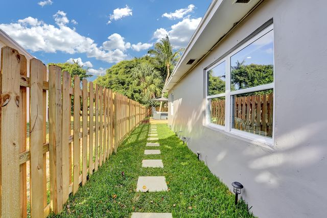 240 NW 9th Avenue, Delray Beach, FL 33444