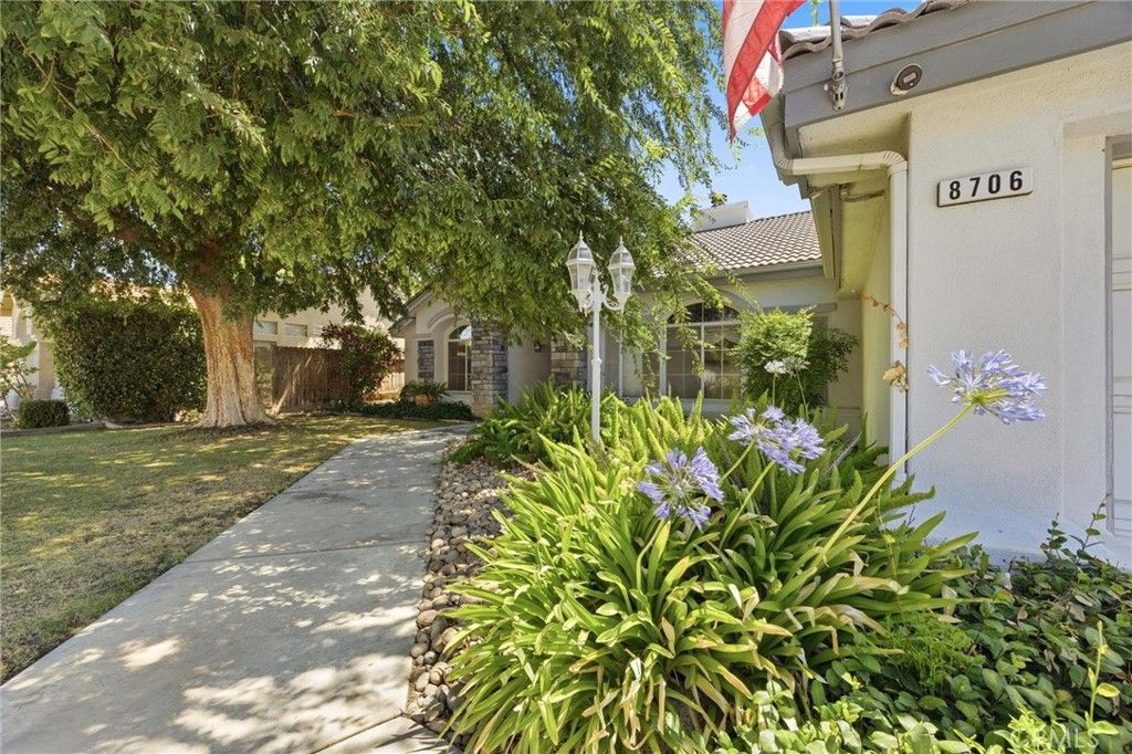Image 2 of property listing at 8706 Dalby Court, Bakersfield, CA 93313
