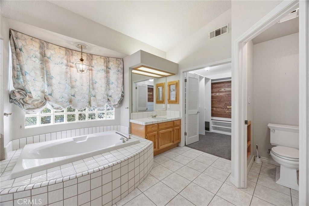 Image 32 of property listing at 8706 Dalby Court, Bakersfield, CA 93313