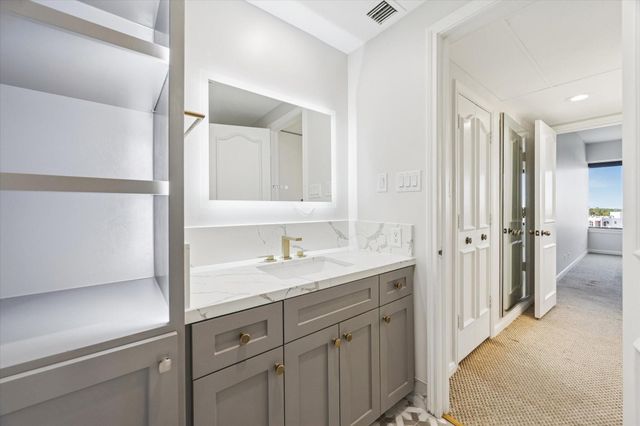 101 Westcott Street 1004, Houston, TX 77007