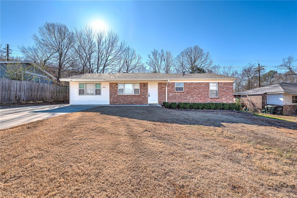 1925 S Custer Lane, Fayetteville, AR 72701