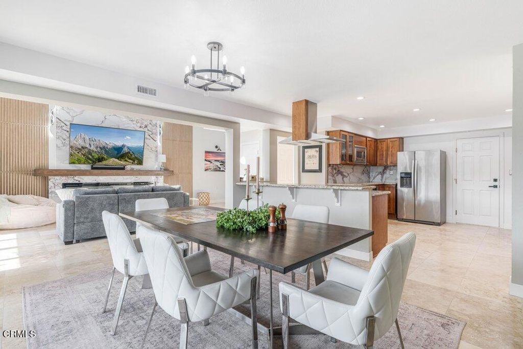 Image 16 of property listing at 2431 Victoria Avenue, Oxnard, CA 93035